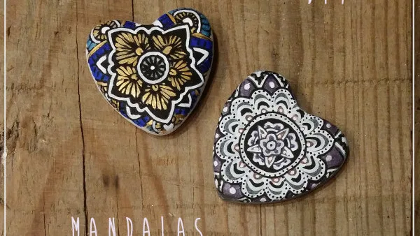 Mandala sur galet cœur 